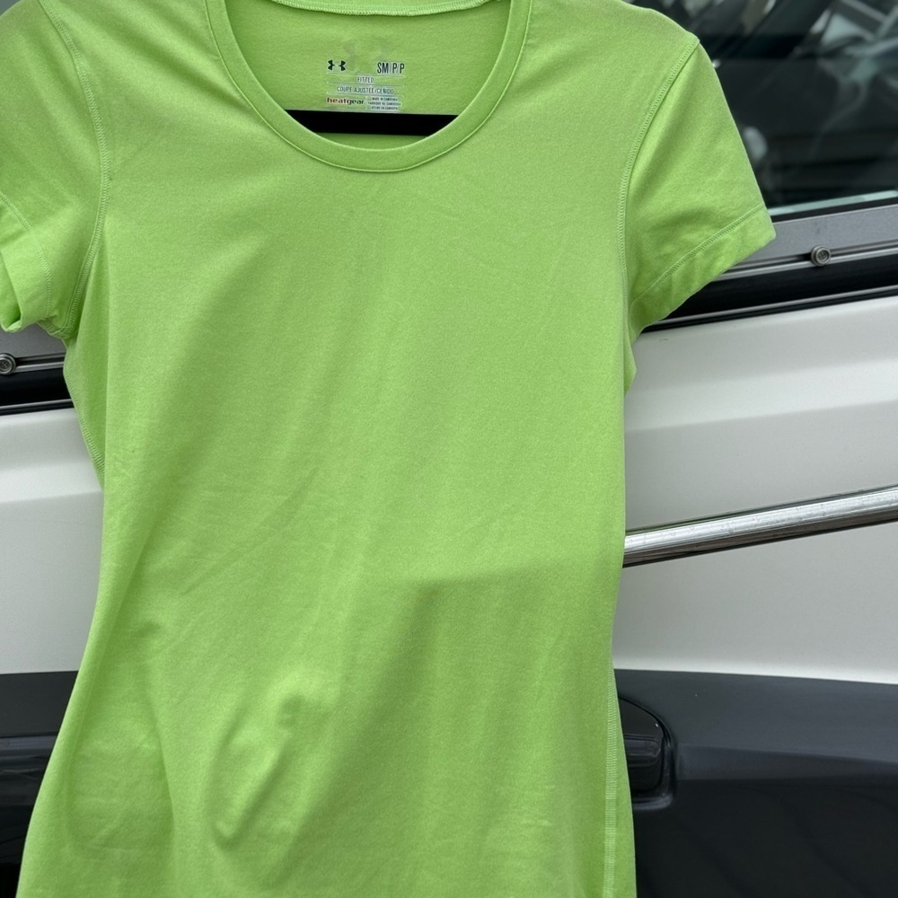 Women’s Under Armor shirt. (A24)